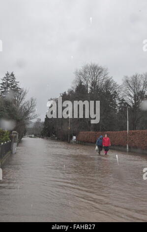 Bilder, die während der Evakuierung von Ballater während Sturm Frank, 2015, Flooding, Dorf Stockfoto