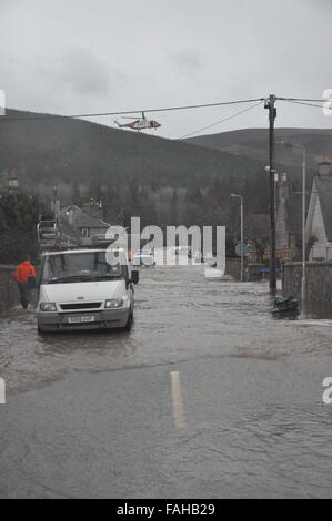 Bilder, die während der Evakuierung von Ballater während Sturm Frank, 2015, Flooding, Dorf Stockfoto