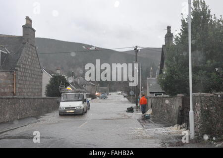 Bilder, die während der Evakuierung von Ballater während Sturm Frank, 2015, Flooding, Dorf Stockfoto