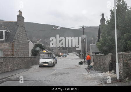 Bilder, die während der Evakuierung von Ballater während Sturm Frank, 2015, Flooding, Dorf Stockfoto