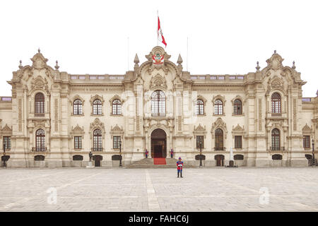 LIMA, PERU - 31. Oktober 2011: Regierungspalast mit wachen am Plaza de Armas in Lima, Peru. Es ist der Geburtsort der Stadt o Stockfoto