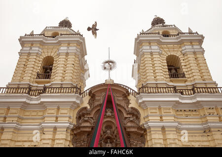 Kloster von San Francisco in Lima, Peru. Die Kirche befindet sich ein Museum und Katakomben, die beliebt sind Ort von Touristen besuchen Stockfoto