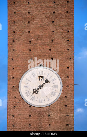 Alten Uhrturm in der mittelalterlichen Stadt Siena, Italien. Stockfoto