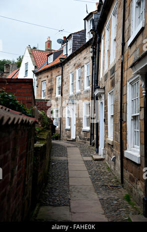 Die engen Gassen in der Bay Area von Robin Hoods Bay in North Yorkshire UK Stockfoto