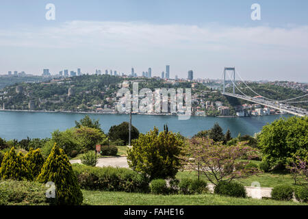 Aussicht auf den Bosporus vom Otagtepe in Istanbul, Türkei Stockfoto