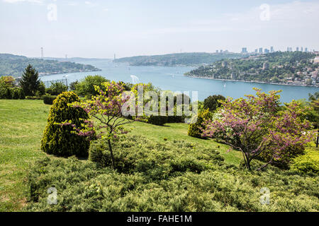 Aussicht auf den Bosporus vom Otagtepe in Istanbul, Türkei Stockfoto