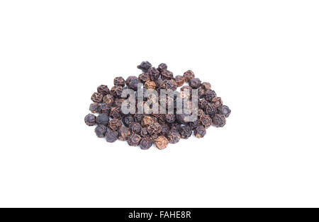 Ein Haufen schwarzer Pfeffer Körner isoliert auf weißem Hintergrund Stockfoto