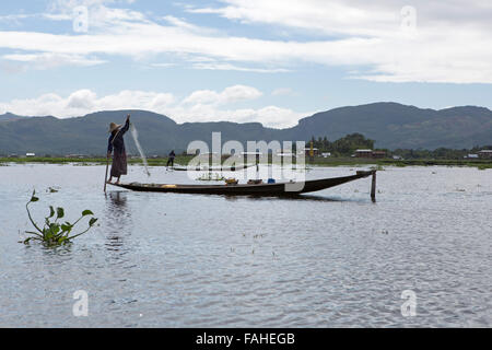 Intha Fischer bei der Arbeit am Inle-See in Myanmar (Burma). Stockfoto