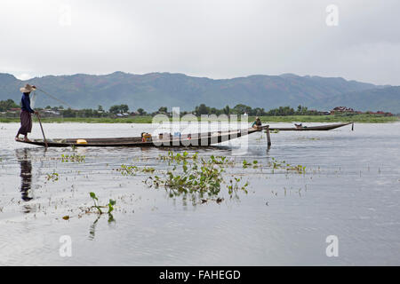 Intha Fischer bei der Arbeit am Inle-See in Myanmar (Burma). Stockfoto