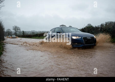 Exeter, UK. 30. Dezember 2015. Wetter des Tages, Sturm Frank, abgebildet in der Nähe der MetOffice Treiber Schlacht dort Weg durch Hochwasser. -In der Nähe von Rockbere, Exeter - Sturm Frank - Devon, UK Mittwoch 30. Dezember 2015. Bildnachweis: @camerafirm/Alamy Live News Stockfoto