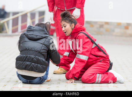 Sofia, Bulgarien - 5. Dezember 2015: Freiwillige aus der bulgarischen Roten Kreuzes Jugendorganisation ein Training o beteiligen sich Stockfoto