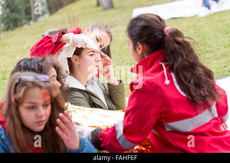 Sofia, Bulgarien - 5. Dezember 2015: Freiwillige aus der bulgarischen Roten Kreuzes Jugendorganisation ein Training o beteiligen sich Stockfoto