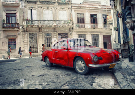 HAVANNA, KUBA - 5. OKTOBER 2008. Rote klassische amerikanische Oldtimer, allgemein verwendet als privates Taxi in Havanna Straße geparkt. Stockfoto