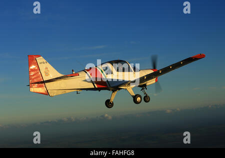 Formationsflug Bilder wie wir trainieren mit den ehemaligen Royal Hong Kong Auxillary Air Force Bulldog wird von einem ehemaligen RAF C.130 Herkules-Instruktor geflogen. Stockfoto