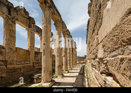 Die Latrine in Hierapolis, Denizli, Türkei. Hierapolis war eine antike griechisch-römische Stadt in Phrygien. Stockfoto