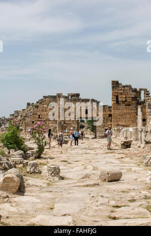 DENIZLI, Türkei - 21. Mai 2013. Touristen besuchen byzantinischen Mauern und byzantinischen Nordtor in Hierapolis auf 21. Mai 2013. Hierapolis Stockfoto