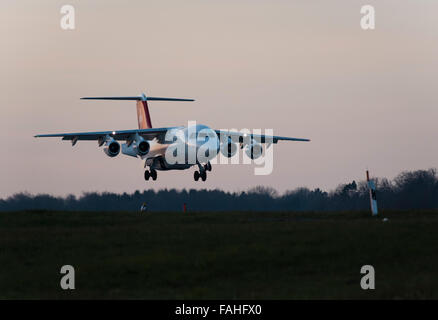 Eine Avro RJ100 Passagierjet von Swiss International Air Lines in der Abenddämmerung kurz vor Touchdown am Zürcher runway14. Stockfoto