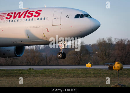 Landung Passagierflugzeug Airbus A330-300 von Swiss International Air Lines am Flughafen Zürich-Kloten. Stockfoto