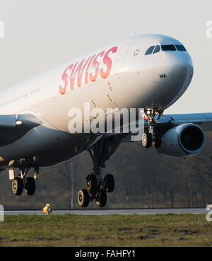 Landung Passagierflugzeug Airbus A340 von Swiss International Air Lines am Flughafen Zürich-Kloten. Stockfoto