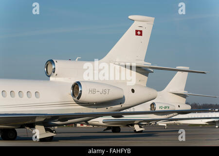 Zwei Dassault Falcon 7 X Business Jets geparkt im warmen Abendlicht am internationalen Flughafen Zürich Stockfoto