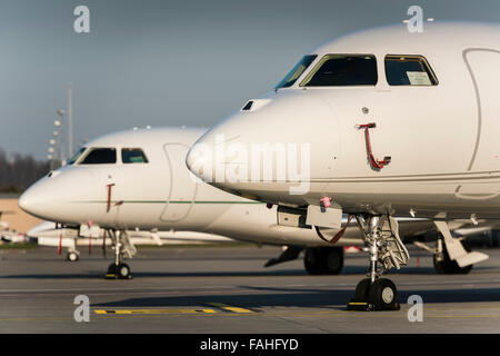 Zwei Dassault Falcon 7 X Business Jets geparkt im warmen Abendlicht am internationalen Flughafen Zürich Stockfoto