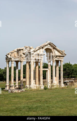 Tetrapylon ist der wichtigste Eingang Aphrodite Temple in Aphrodisias Stockfoto