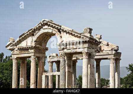 Tetrapylon ist der wichtigste Eingang Aphrodite Temple in Aphrodisias Stockfoto