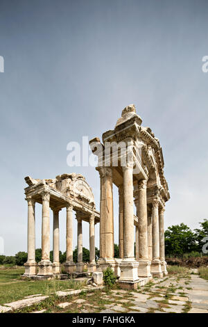 Tetrapylon ist der wichtigste Eingang Aphrodite Temple in Aphrodisias Stockfoto