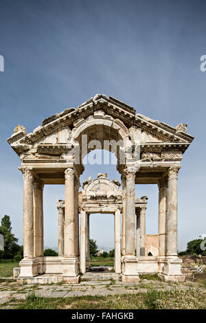 Tetrapylon ist der wichtigste Eingang Aphrodite Temple in Aphrodisias Stockfoto