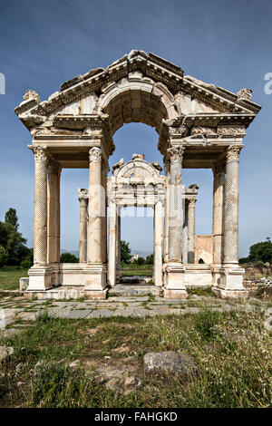 Tetrapylon ist der wichtigste Eingang Aphrodite Temple in Aphrodisias Stockfoto