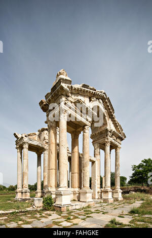 Tetrapylon ist der wichtigste Eingang Aphrodite Temple in Aphrodisias Stockfoto