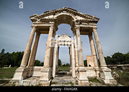 Tetrapylon ist der wichtigste Eingang Aphrodite Temple in Aphrodisias Stockfoto