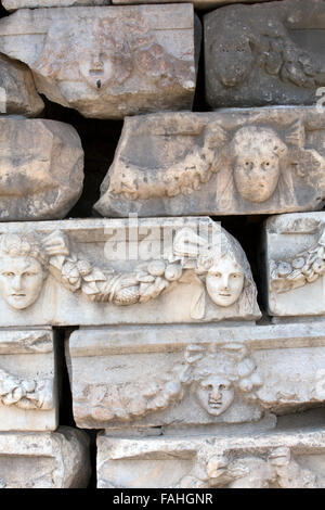 Friese auf dem Portikus des Tiberius, Darstellung verschiedener Götter, Göttinnen und Porträt Köpfe in Aphrodisias, Aydin, Türkei Stockfoto