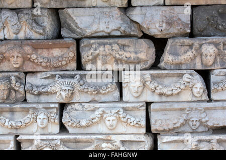 Friese auf dem Portikus des Tiberius, Darstellung verschiedener Götter, Göttinnen und Porträt Köpfe in Aphrodisias, Aydin, Türkei Stockfoto