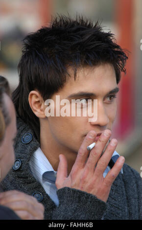 Russische Sänger Dima Bilan raucht eine Zigarette während Dreharbeiten zu einem Musikvideo für seinen neuen Song "Nevozmozhnoye Vozmozhno" ("Impossible is möglich") in Prag, Tschechische Republik, am 9. Oktober 2006. Stockfoto