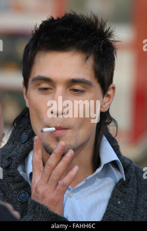 Russische Sänger Dima Bilan raucht eine Zigarette während Dreharbeiten zu einem Musikvideo für seinen neuen Song "Nevozmozhnoye Vozmozhno" ("Impossible is möglich") in Prag, Tschechische Republik, am 9. Oktober 2006. Stockfoto