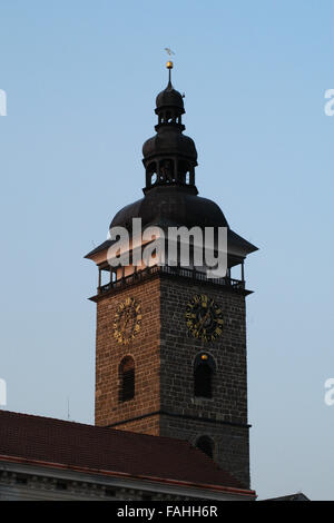 Schwarzen Turm und die Samson-Brunnen am Premysl Otakar II Platz in Ceske Budejovice, Südböhmen, Tschechien. Stockfoto