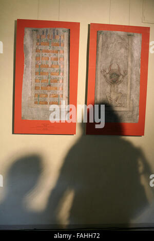 Faksimile der Seiten aus dem größten mittelalterlichen Manuskript in der Welt bekannt als der Codex Gigas oder auch als des Teufels Bibel angezeigt in der Ausstellung "The Codex Gigas: das Geheimnis des größten Buches der Welt" in der Tschechischen Nationalbibliothek in Prag, Tschechische Republik, am 19. September 2007. Der Codex Gigas entstand im frühen 12. Jahrhundert das Benediktiner-Kloster von Podlazice in Böhmen, jetzt in der Tschechischen Republik. Es wird durch eine große Abbildung des Teufels auf der Innenseite des Teufels Bibel genannt. Am Ende des Dreißigjährigen Krieges im Jahre 1648 wurde das Manuskript als wa genommen. Stockfoto