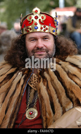 Bärtiger Mann verkleidet als König Charles IV. von Böhmen und Kaiser tragen die Krone des Heiligen Wenzel das jährliche junge Weinfest Vinohradske Vinobrani in Prag, Tschechische Republik besucht. Stockfoto