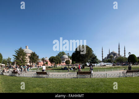 ISTANBUL - TÜRKEI, MAI, 18,2013. Menschen besuchen Sie Sultan Ahmet Platz am 25. Mai 2013. Die Sultan-Ahmed-Moschee Stockfoto