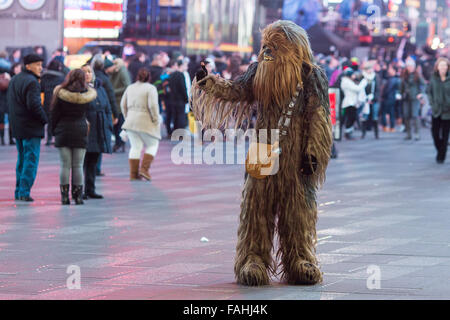 New York, USA. 29. Dezember 2015. Ein Mann gekleidet in Star Wars Chewbacca Kostüm Gesten für Touristen im New Yorker Time Square, den Vereinigten Staaten, am 29. Dezember 2015. Disneys "Star Wars: das Erwachen der macht," der neueste Teil der Blockbuster-Science-Fiction-Franchise, die 1 Milliarde US-Dollar-Marke im globalen Abendkasse im Rekordtempo, laut Rentrak getroffen hat. Bildnachweis: Li Muzi/Xinhua/Alamy Live-Nachrichten Stockfoto