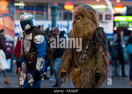 New York, USA. 29. Dezember 2015. Die Menschen, die in Star Wars Kostüme gekleidet gehen im New Yorker Time Square, den Vereinigten Staaten, im 29. Dezember 2015. Disneys "Star Wars: das Erwachen der macht," der neueste Teil der Blockbuster-Science-Fiction-Franchise, die 1 Milliarde US-Dollar-Marke im globalen Abendkasse im Rekordtempo, laut Rentrak getroffen hat. Bildnachweis: Li Muzi/Xinhua/Alamy Live-Nachrichten Stockfoto