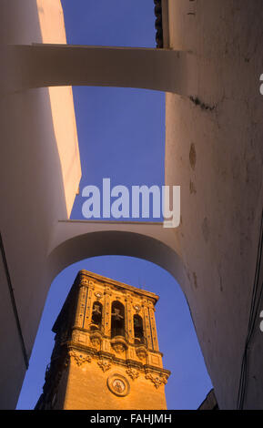 Turm der Kirche Santa Maria, Glocke, wie von Escribanos Straße aus gesehen.  Arcos De La Frontera, Andalusien, Spanien Stockfoto