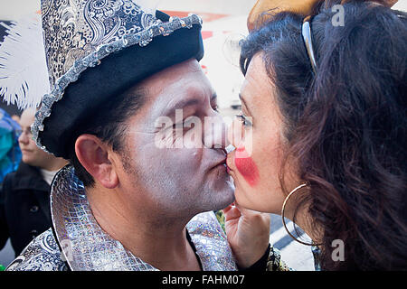 Carnival.Couple in der Segunda Aguada Avenue. Cádiz, Andalusien, Spanien Stockfoto