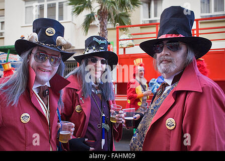 Carnival.Friends in der Segunda Aguada Avenue. Cádiz, Andalusien, Spanien Stockfoto