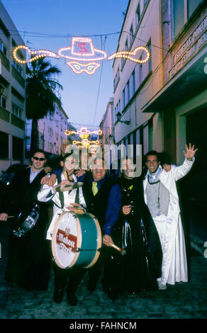 Karneval. Chor der Freunde, die in den Straßen von der Bezirk la Viña zu amüsieren singt. Cádiz, Andalusien, Spanien Stockfoto