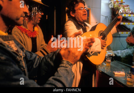 Karneval. Freunde singen in einer Bar der Cardoso-Straße. Cádiz, Andalusien, Spanien Stockfoto