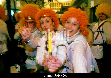 Karneval. Freunde des Karnevals in den Straßen der Altstadt genießen. Cádiz, Andalusien, Spanien Stockfoto