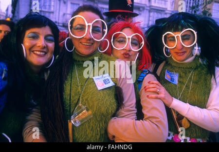 Karneval. Freunde des Karnevals in den Straßen der Altstadt genießen. Cádiz, Andalusien, Spanien Stockfoto