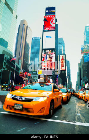 NEW YORK CITY - 04. SEPTEMBER: Yellow Cab am Times Square in der früh am 4. Oktober 2015 in New York City. Stockfoto